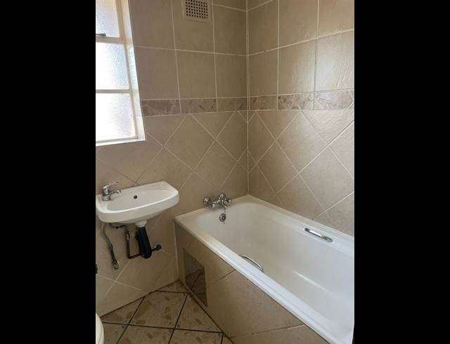 1 BEDROOM FLAT FOR SALE IN MEYERTON CENTRAL